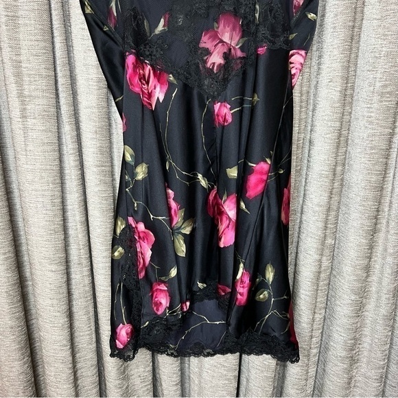Vintage Y2K Victoria’s Secret Black Silk Rose Print Lace Trim Slip Size Medium - Picture 9 of 12